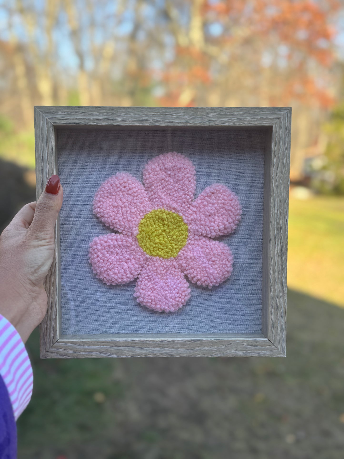 Pink Daisy Punch Needle Wall Art – Handmade Textured Flower Frame Decor