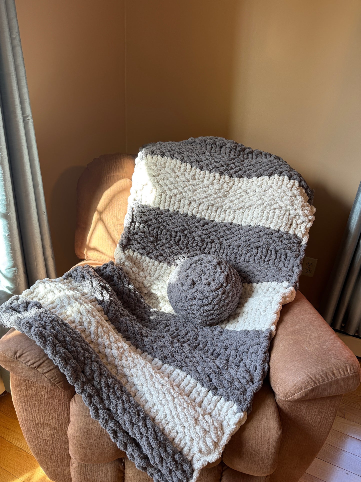 Cozy Set – Chunky Knit Blanket + Pillow (Gray & Off White)