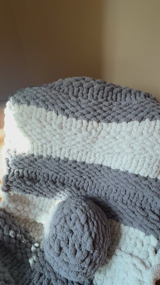 Cozy Set – Chunky Knit Blanket + Pillow (Gray & Off White)